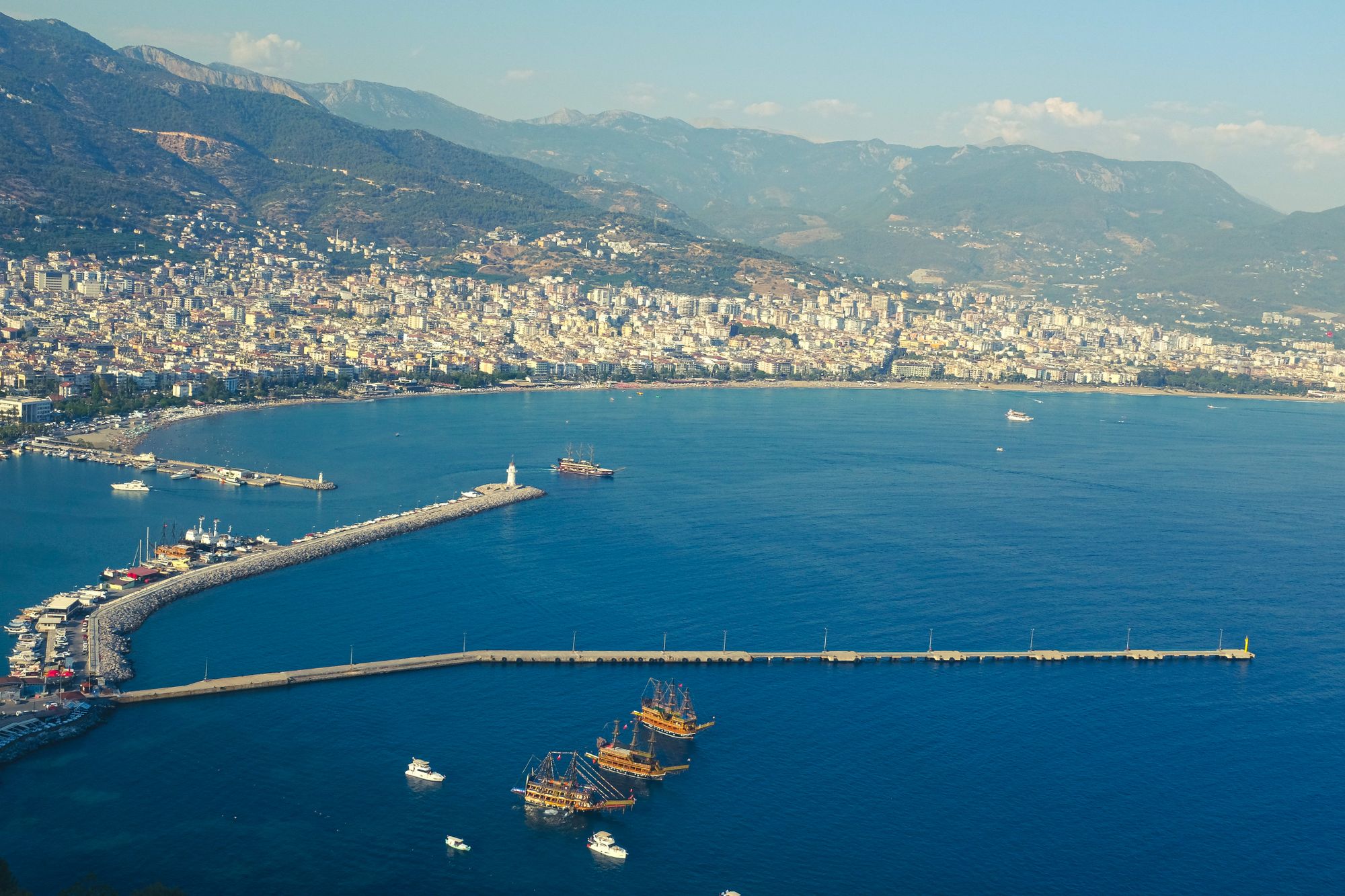 Alanya drone görünümü — liman ve tekne turları